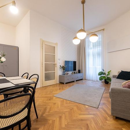 Stylish Old Town Apartment By Easybnb Praha Bagian luar foto